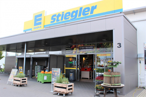 EDEKA Stiegler übergibt Spende